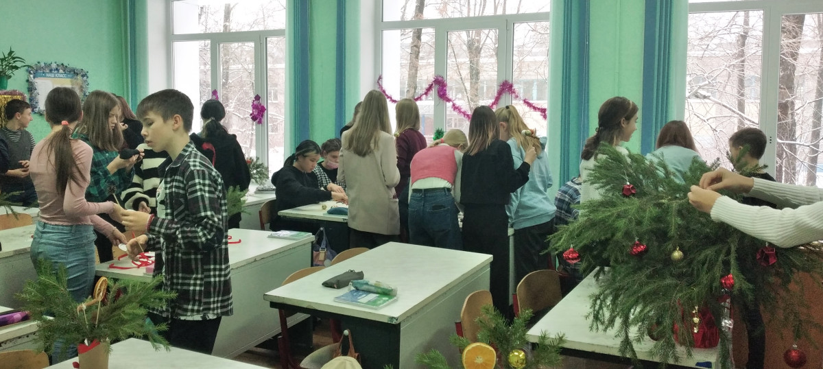 Постер к социальной практике: Поздравление с Новым годом близких, соседей по дому, ветеранов педагогического труда
