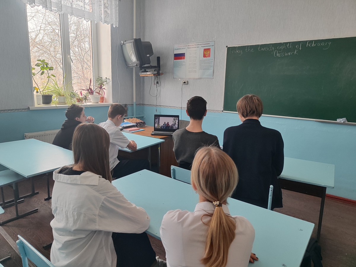 Постер к социальной практике: Две девушки и скейтбордист