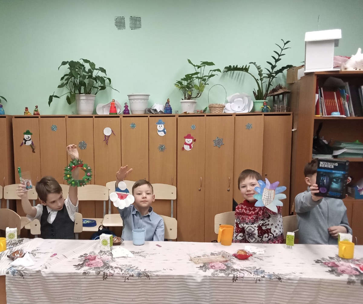 Постер к социальной практике: Новогодний подарок одноклассникам