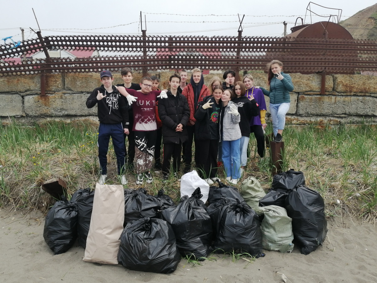 Постер к социальной практике: созидательный труд  акция  "Чистый берег"