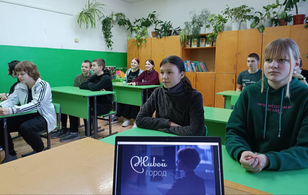 Постер к социальной практике: Поддержим наших!