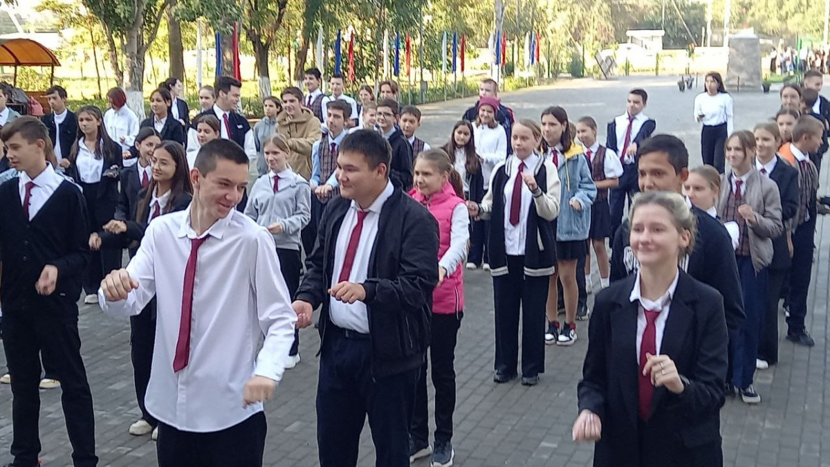 Постер к социальной практике: На зарядку становись!