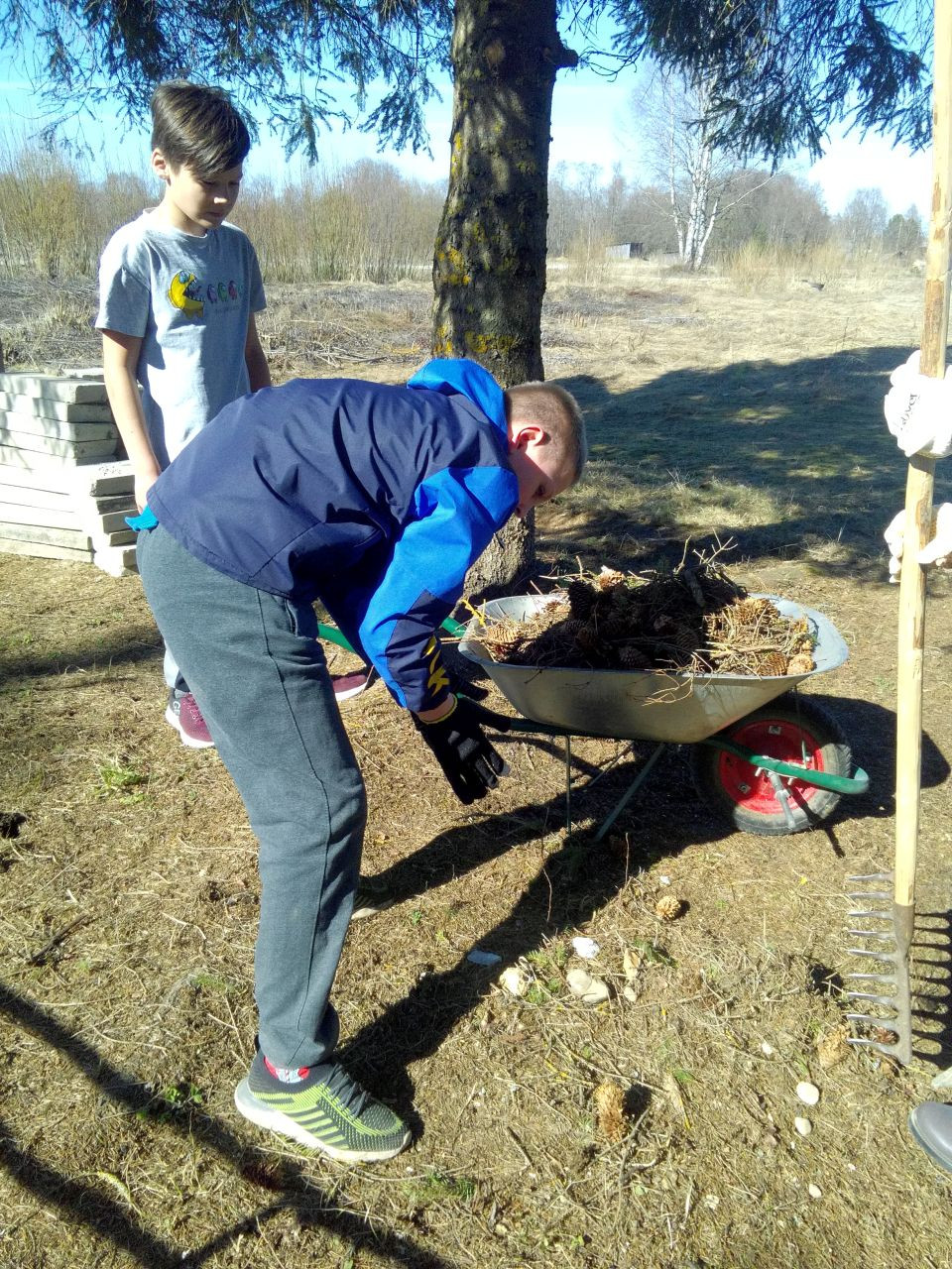 Постер к социальной практике: Уход за обелиском - наша святая обязанность.
