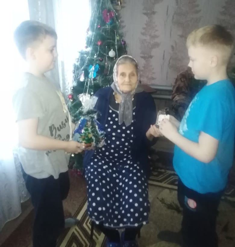Постер к социальной практике: Новый год-время дарить подарки.
