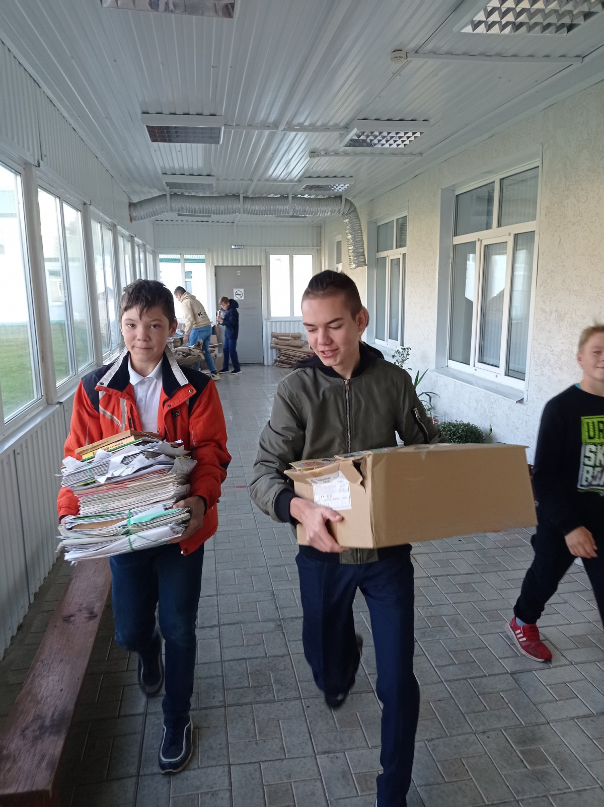Постер к социальной практике: Акция  " Сдай макулатуру - спаси дерево".