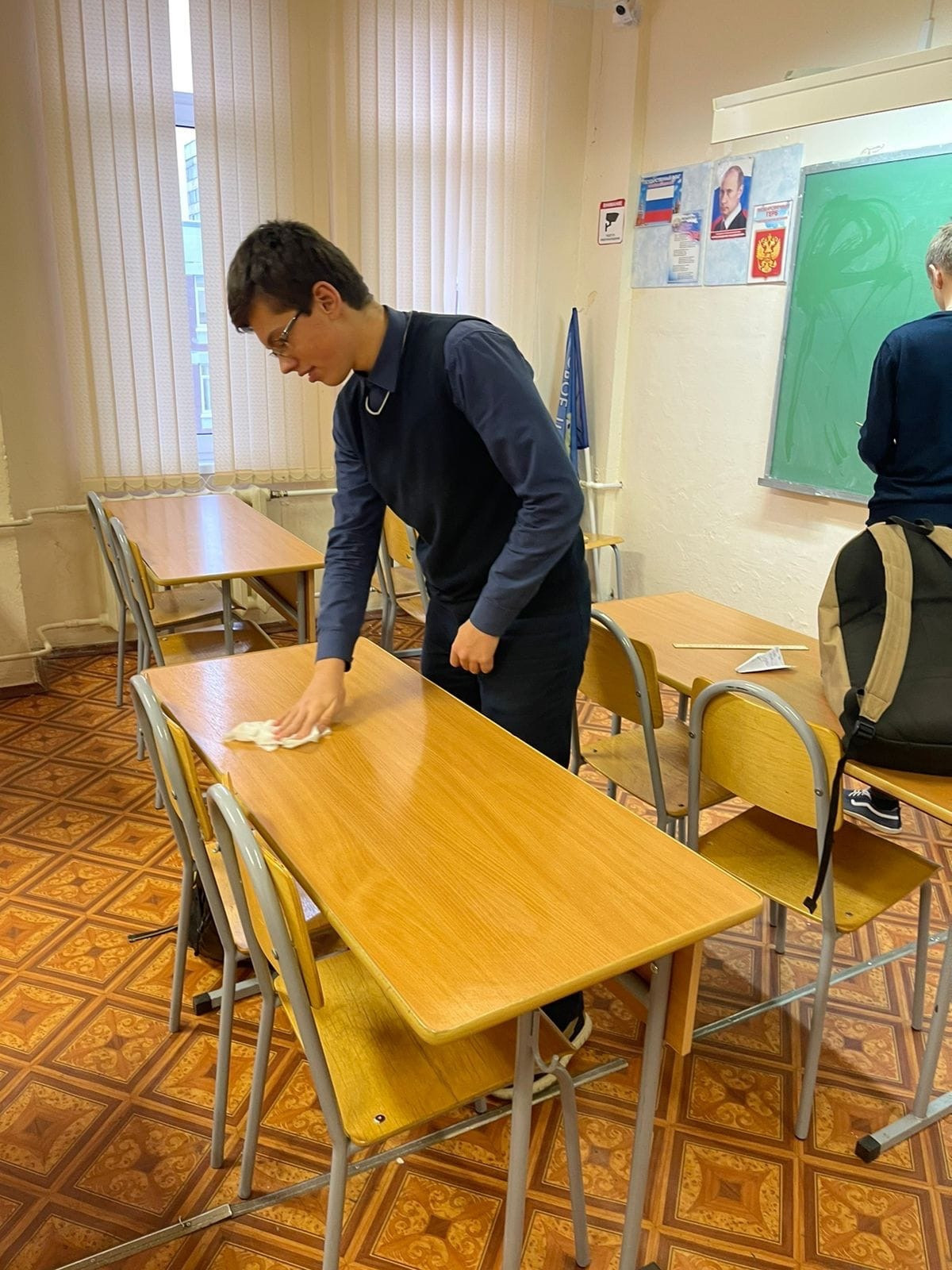 Постер к социальной практике: Помогать другим может каждый.