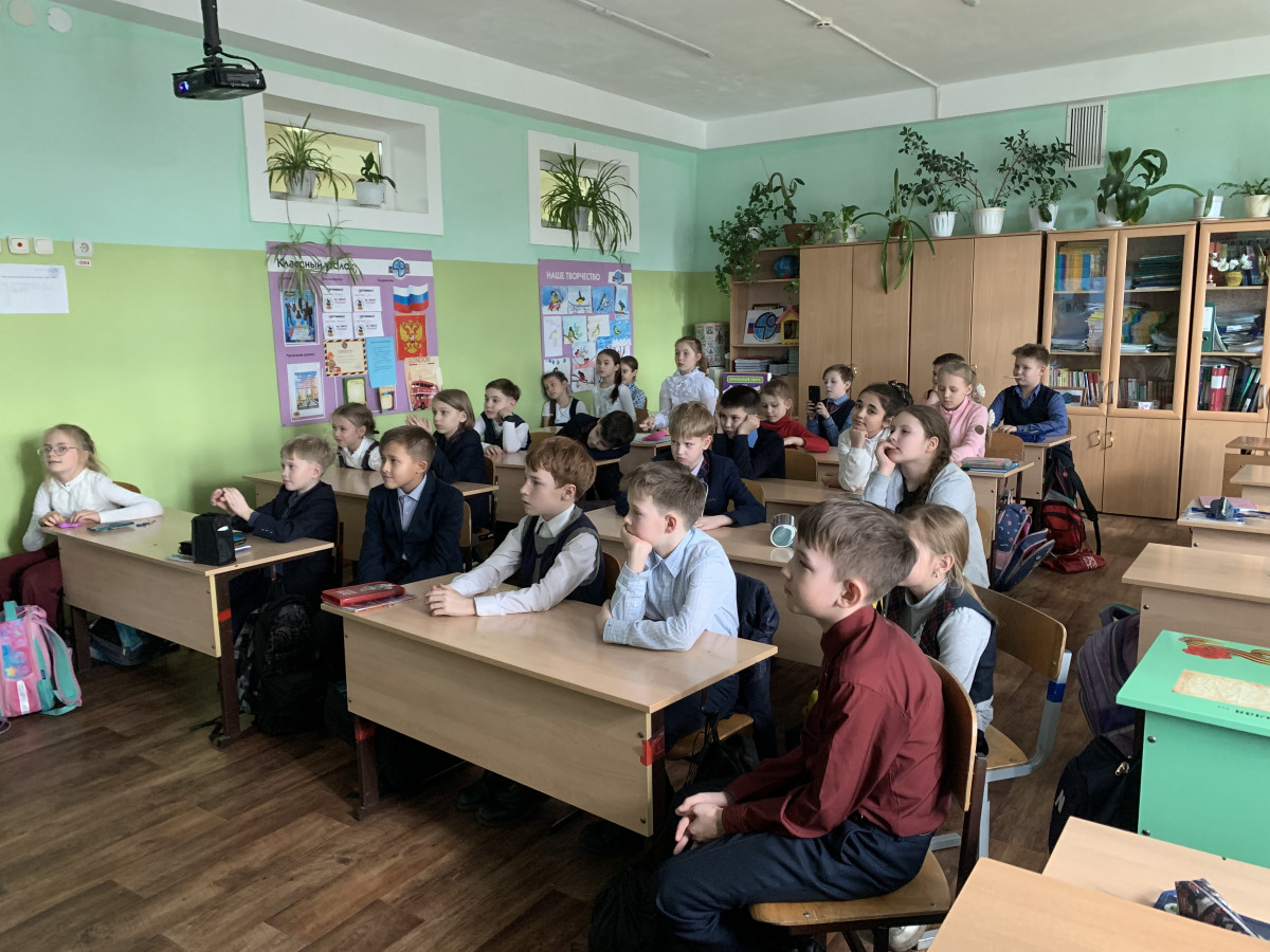 Постер к социальной практике: «Самое главное - быть внимательным. Обращай внимание на всё вокруг, на всё, что видишь, на всё, что не замечают другие, - и ты будешь знать то, что другим неведомо».