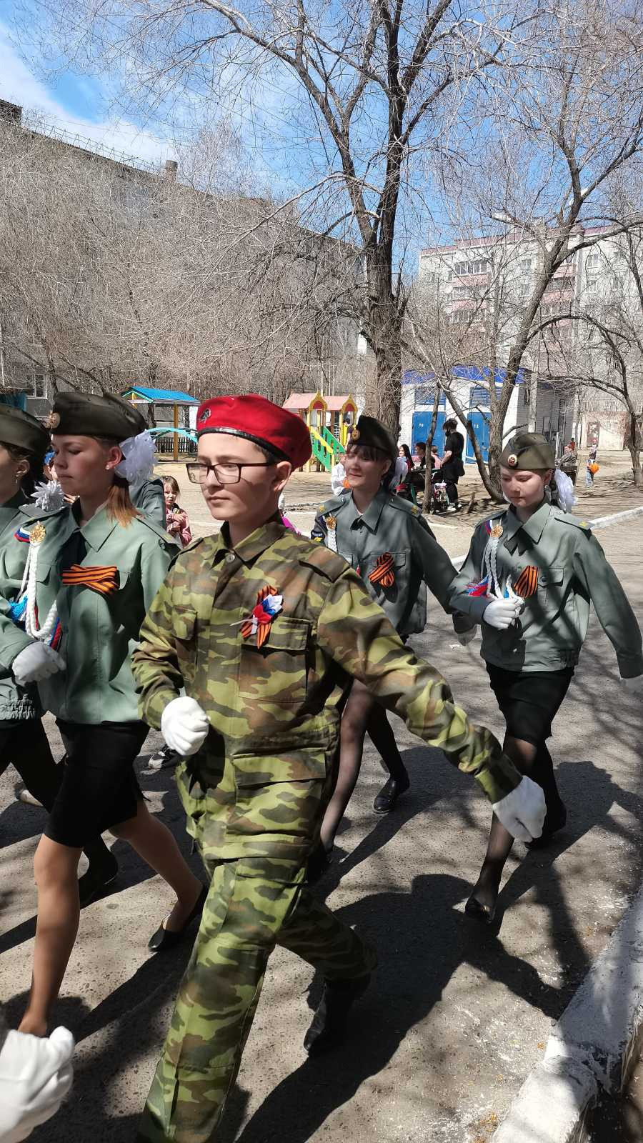 Постер к социальной практике: Во дворе у дома ветерана