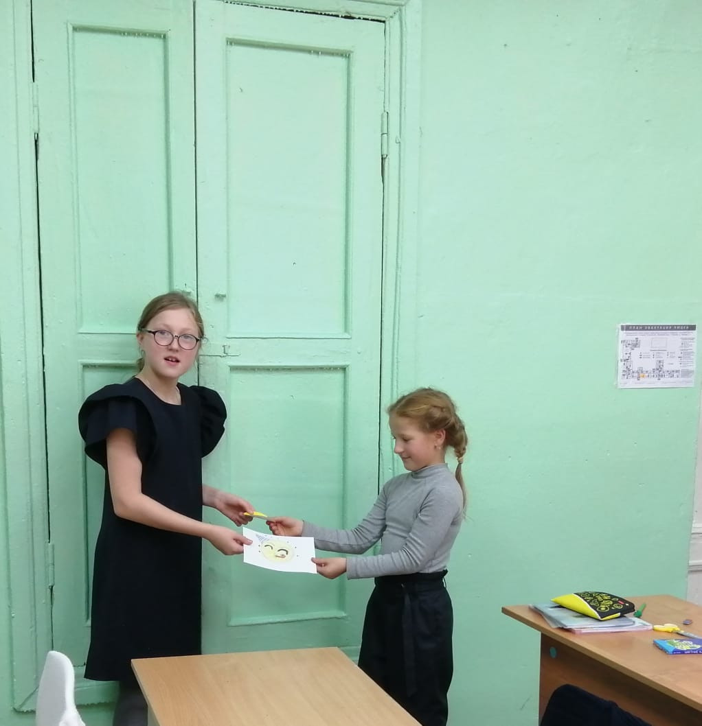 Постер к социальной практике: Подари улыбку другу!