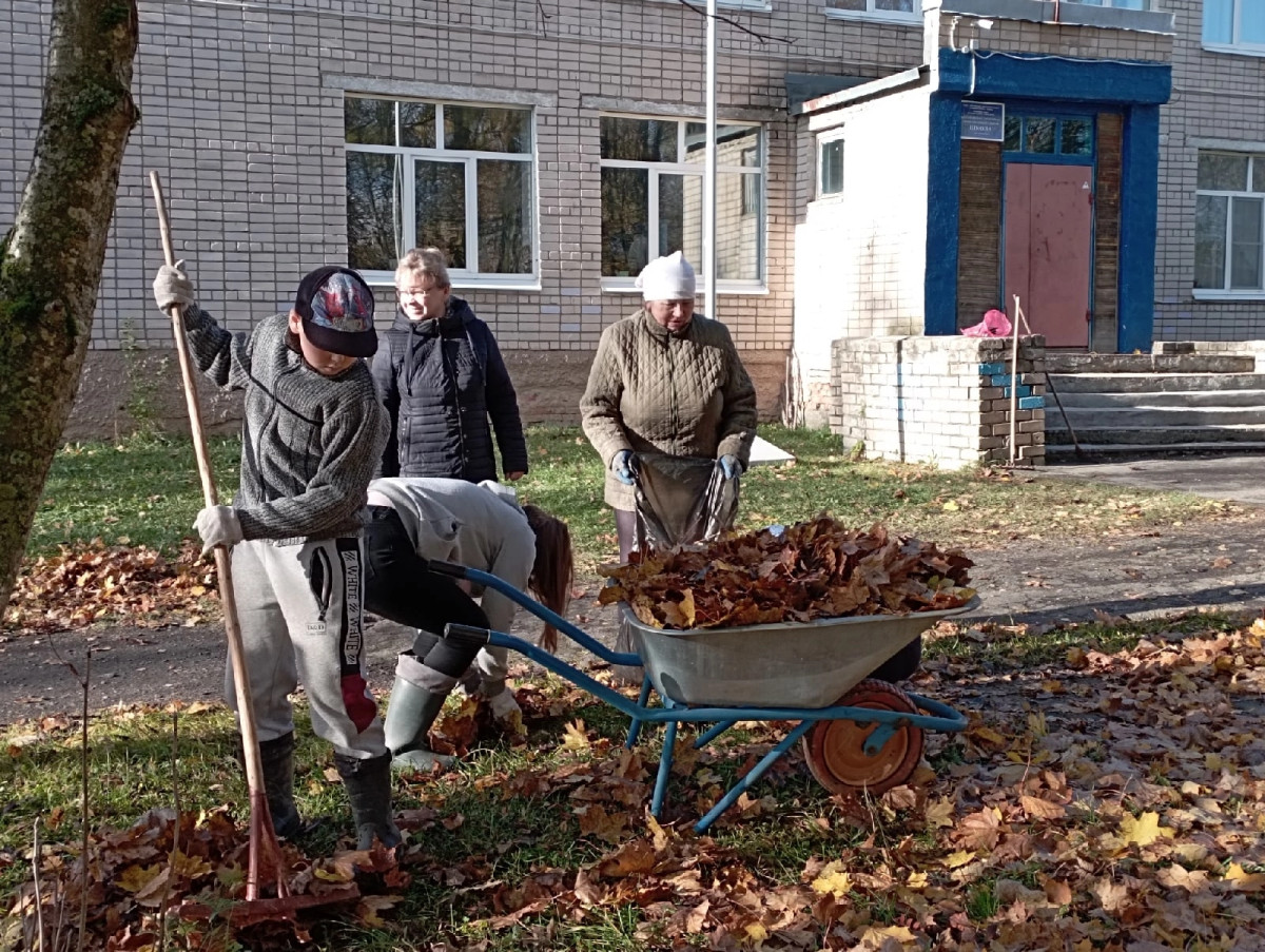 Постер к социальной практике: Трудовой десант на уборке территории школы