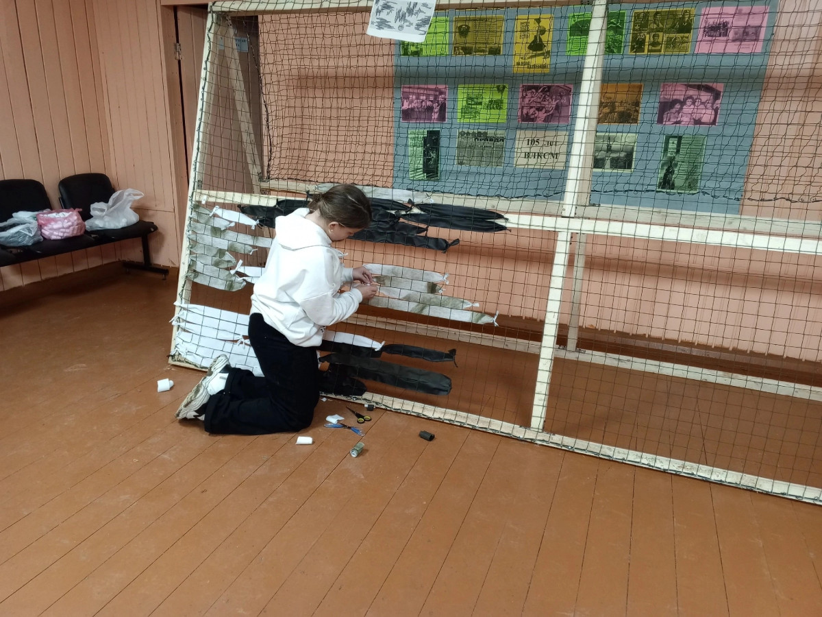 Постер к социальной практике: Плетение маскировочной сети