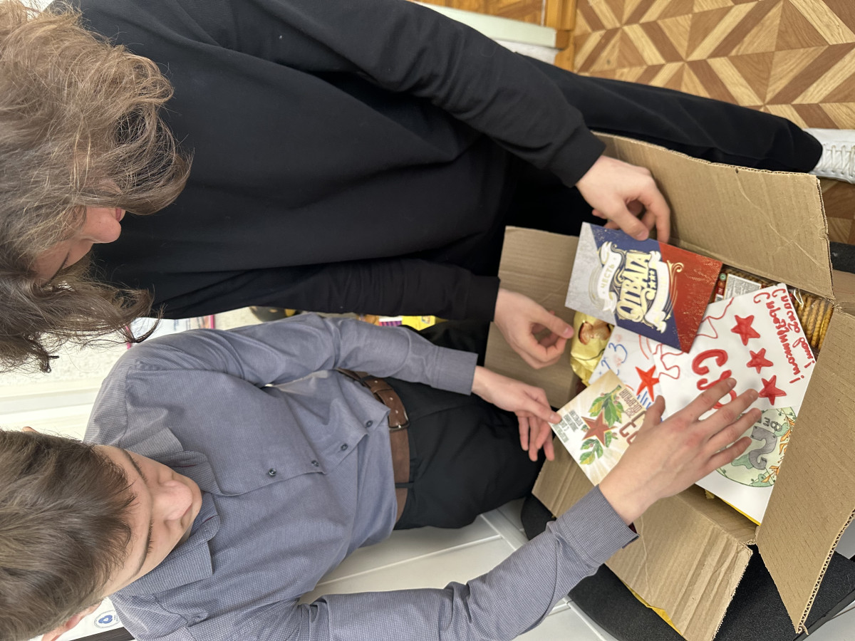 Постер к социальной практике: «С праздником, дорогие защитники!»