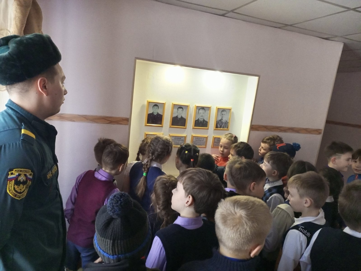 Постер к социальной практике: «Спасатель- смелый, сильный, благородный!»