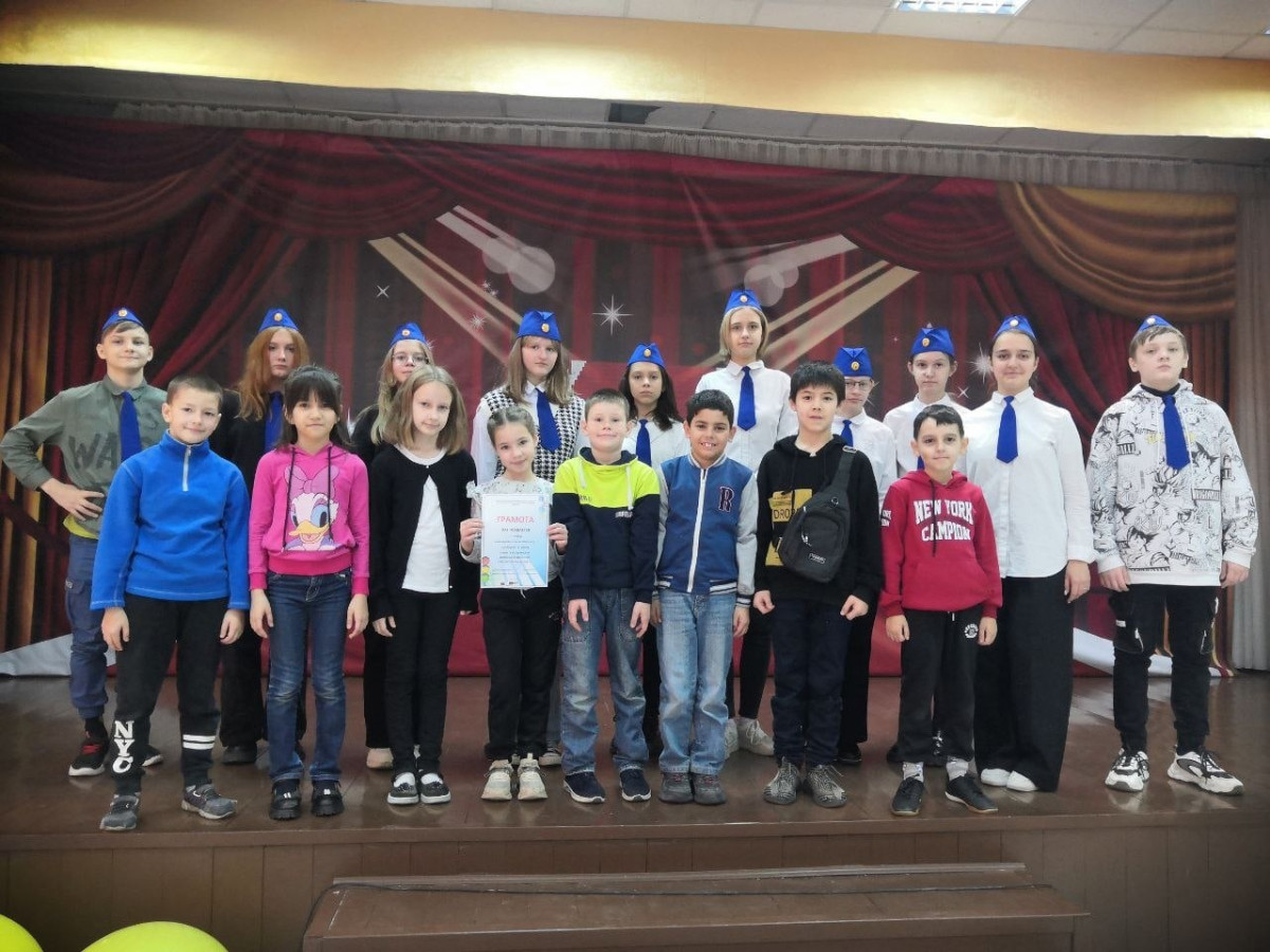 Постер к социальной практике: Работать с младшими школьниками - это здорово!