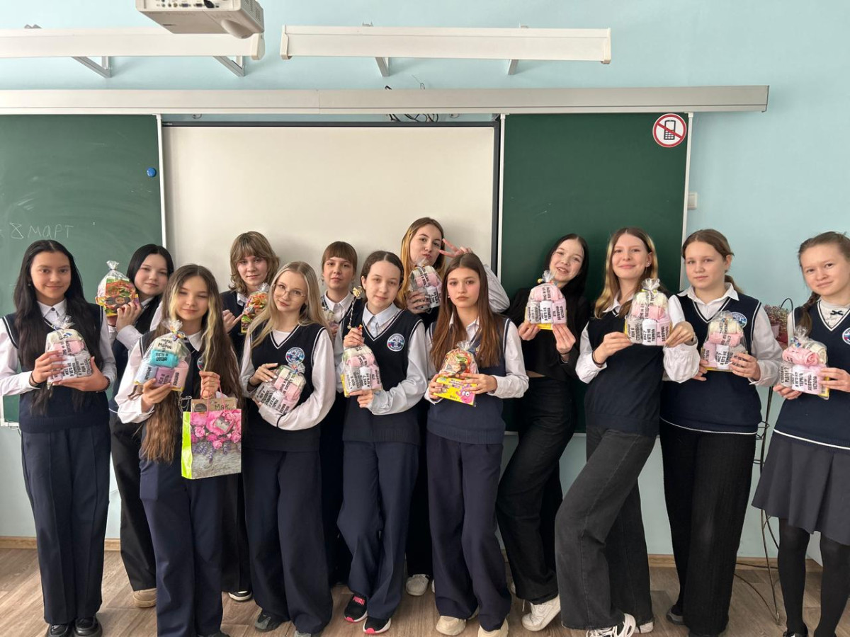 Постер к социальной практике: Подарки девочкам на 8 марта