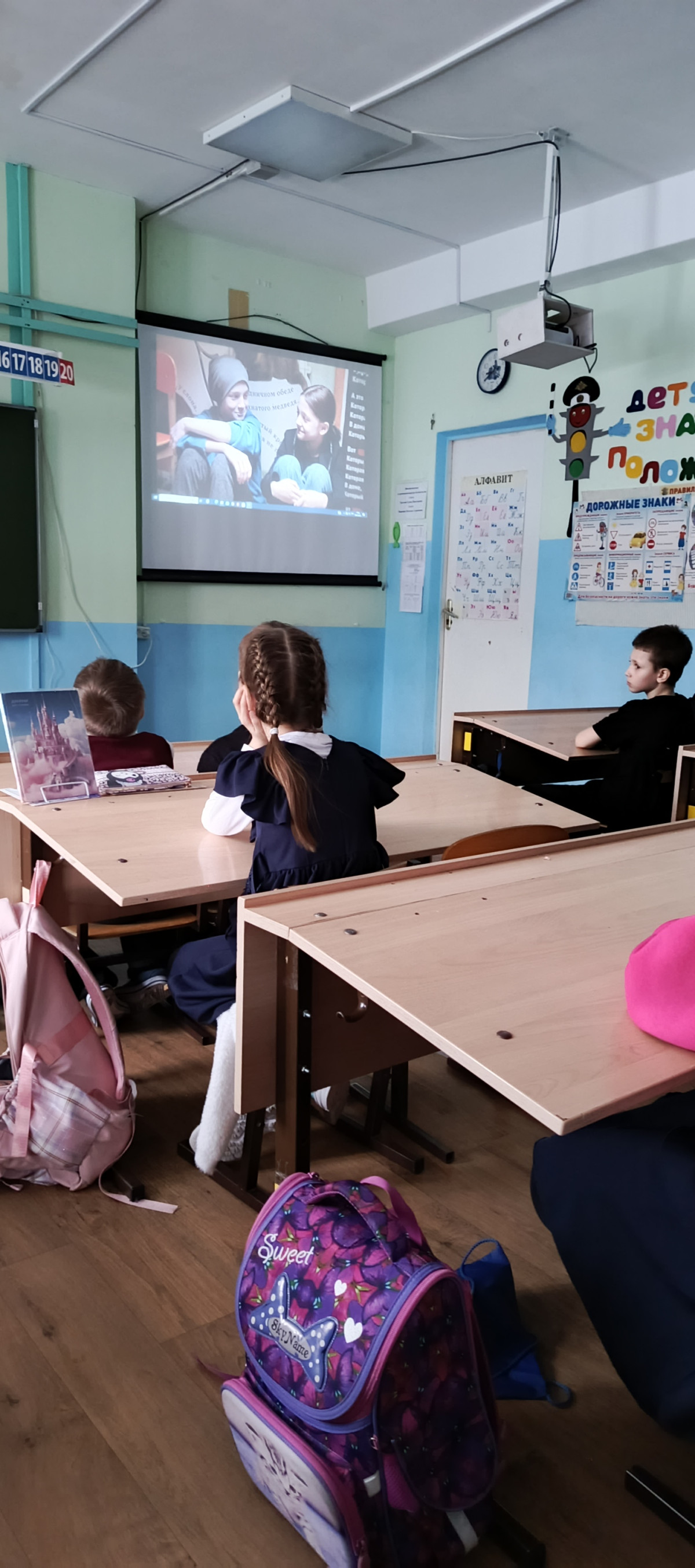 Постер к социальной практике: Проявляем внимательность и наблюдательность