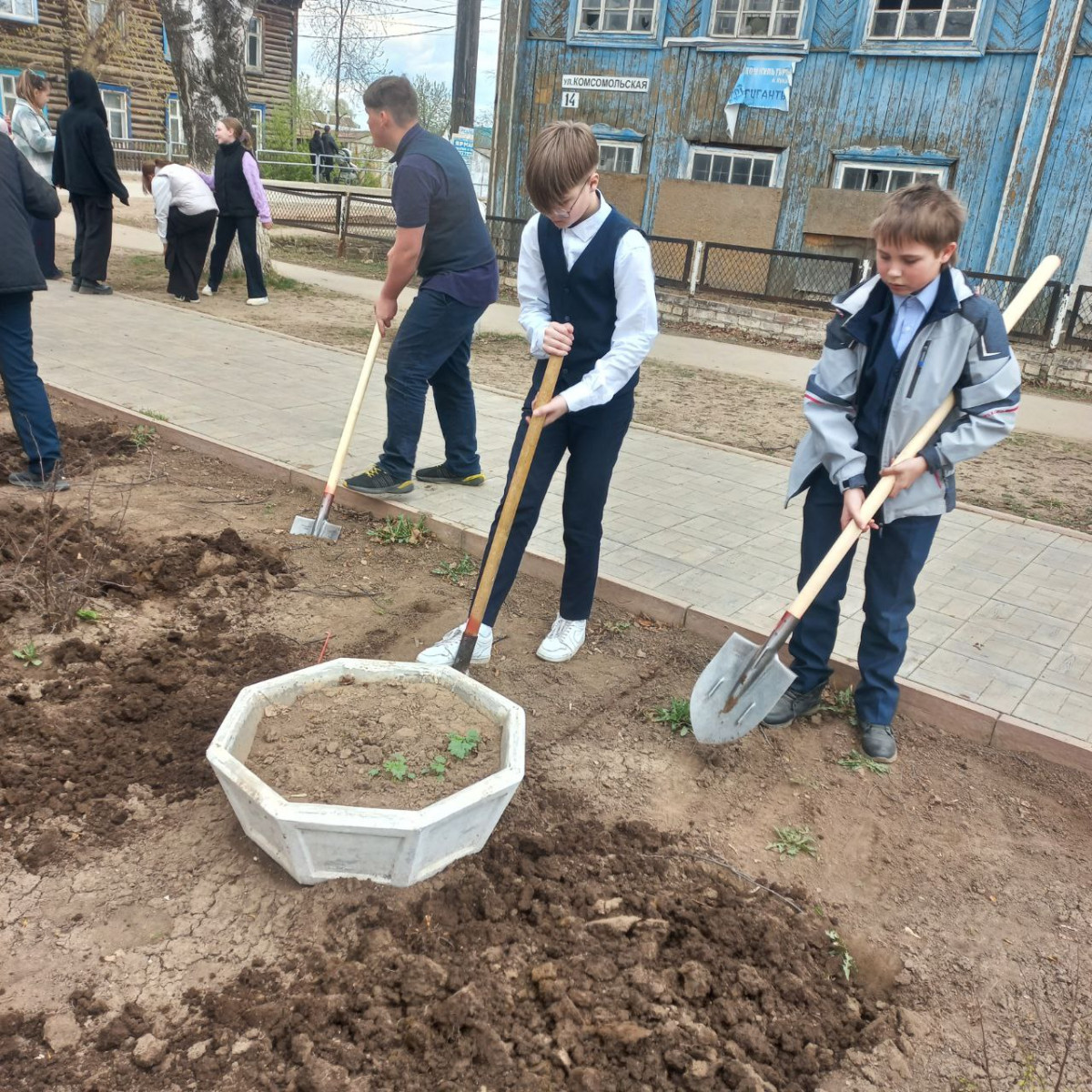 Постер к социальной практике: Уборка территории памятника пограничникам