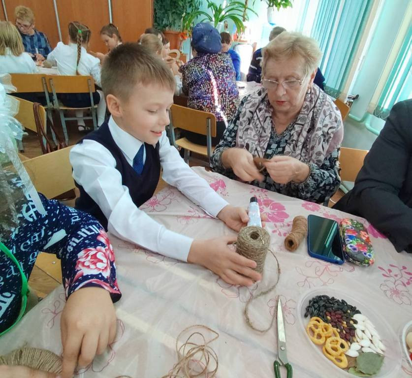 Постер к социальной практике: Для внука дедушка - ум, бабушка - душа!