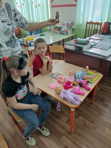 Постер к социальной практике: Самое главное в жизни - понимать окружающих людей, нести добро