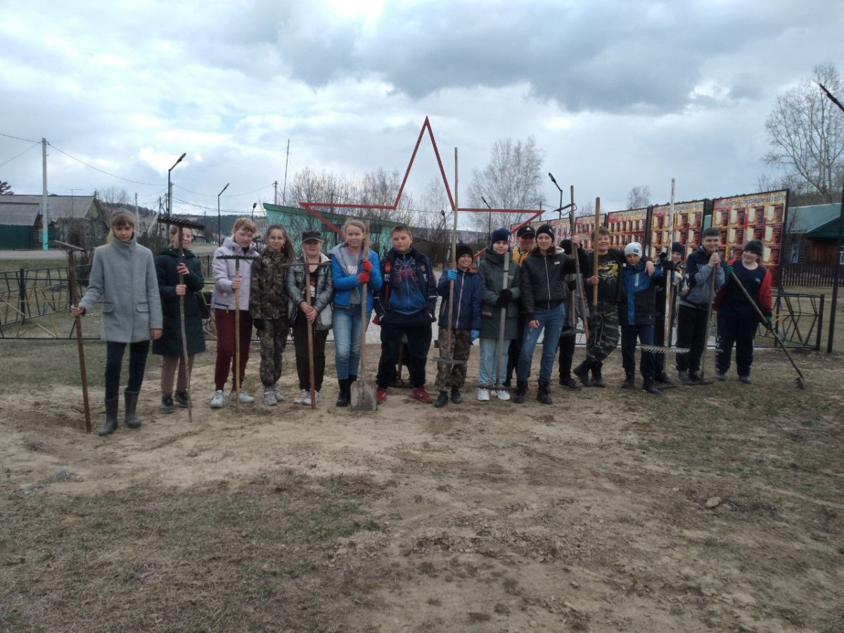 Постер к социальной практике: Трудовой десант у обелиска Славы