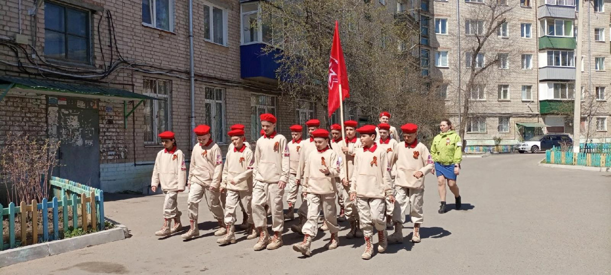Постер к социальной практике: Парад у дома ветерана