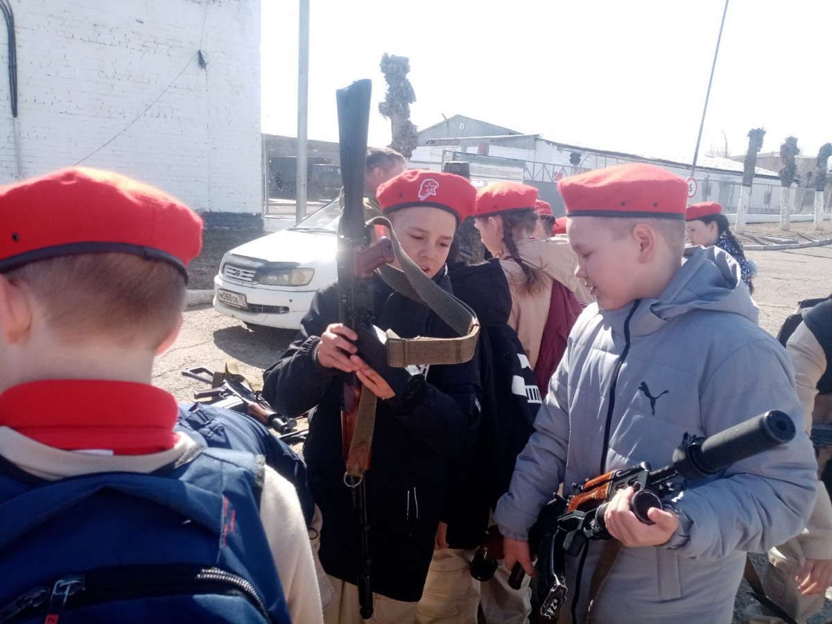 Постер к социальной практике: Герои рядом, они защищают нашу Родину!