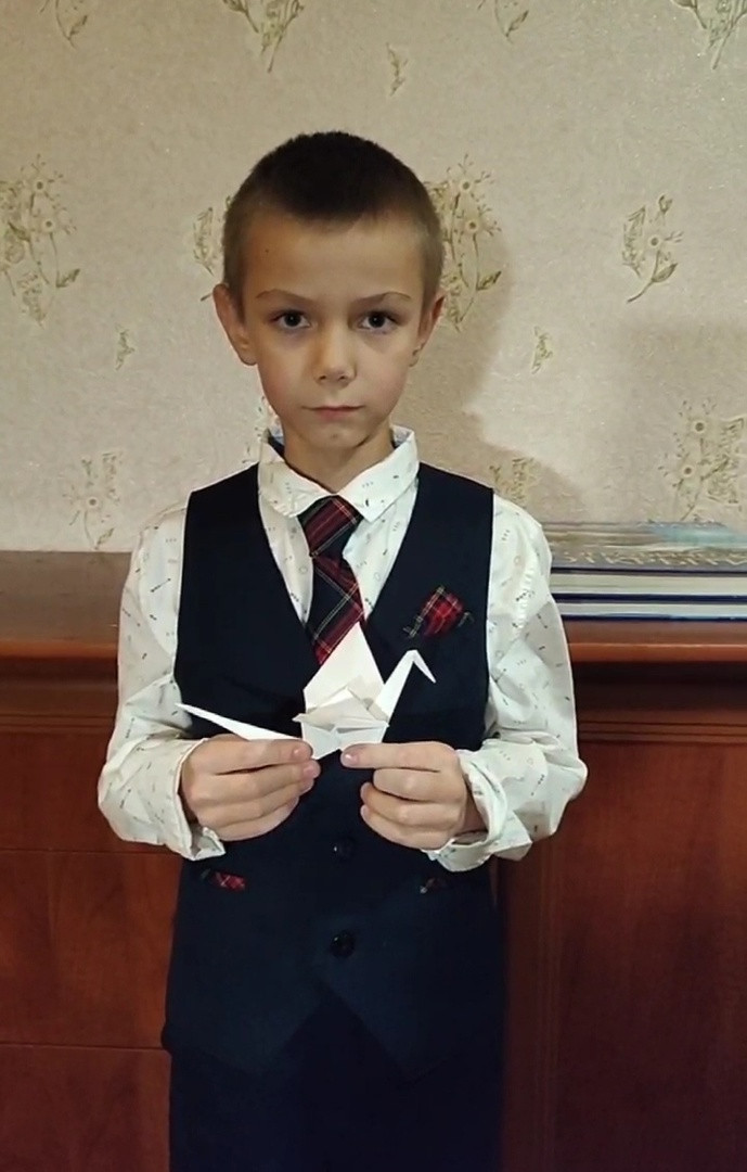 Постер к социальной практике: "Мне кажется порою, что солдаты, С кровавых не пришедшие полей, Не в землю нашу полегли когда-то, А превратились в белых журавлей."