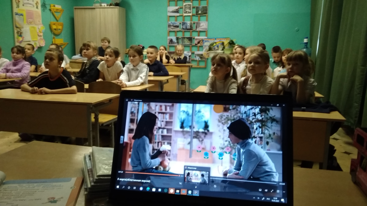 Постер к социальной практике: Киноуроки в  школах  России " 8 марта "