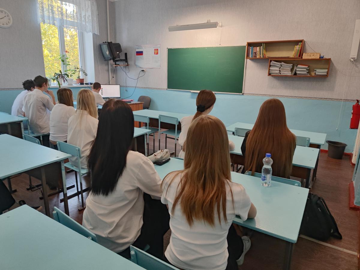 Постер к социальной практике: помогаем для мира