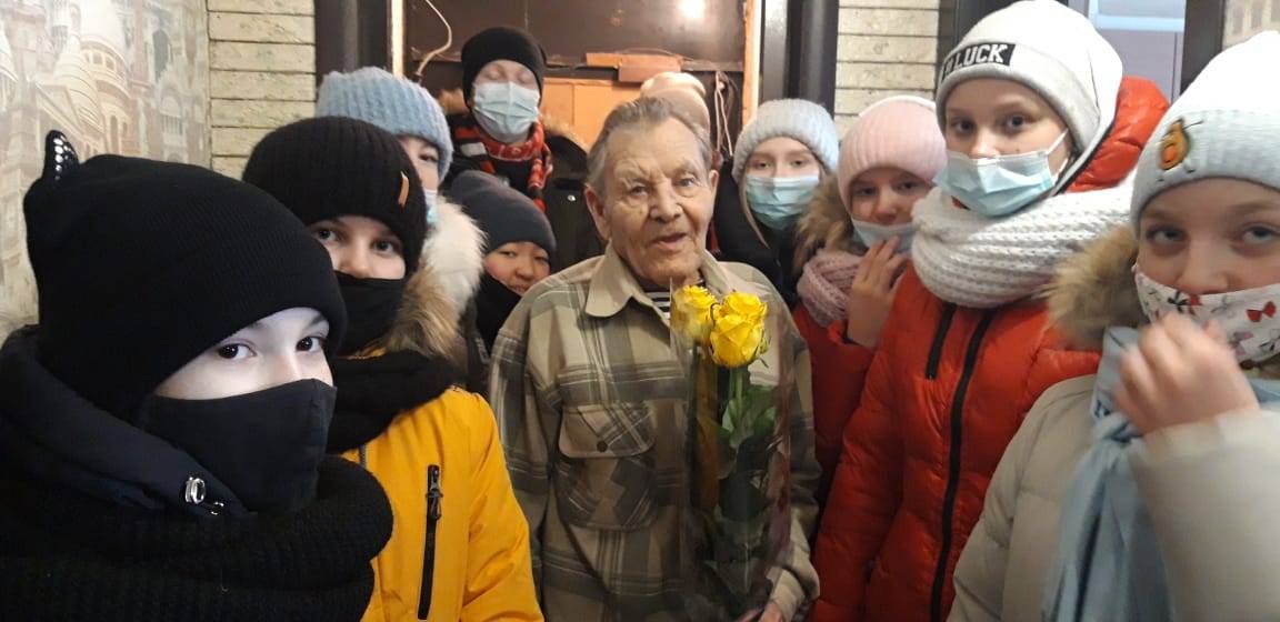 Постер к социальной практике: Равнение на героев