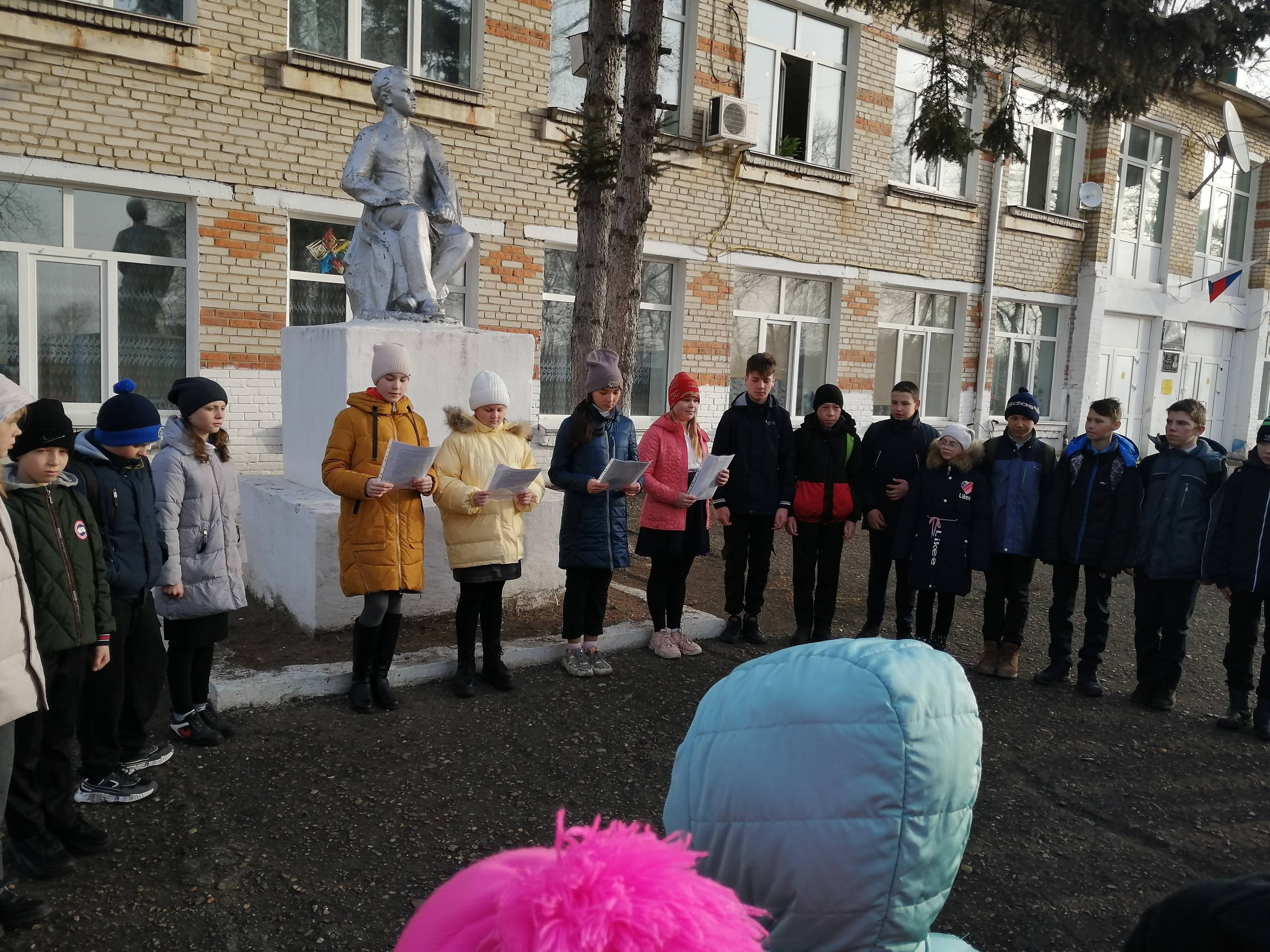 Постер к социальной практике: Экскурсия к памятнику "Ленин-гимназист"