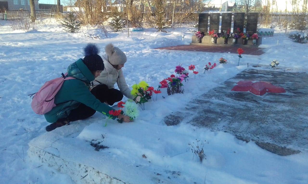 Постер к социальной практике: Возложение цветов к памятнику погибшим воинам в Великой Отечественной войне