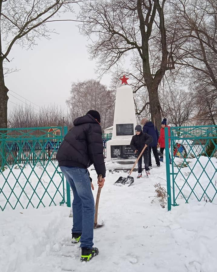 Постер к социальной практике: Уборка снега около обелиска павшим войнам в годы Великой Отечественной войны в селе Турмасово