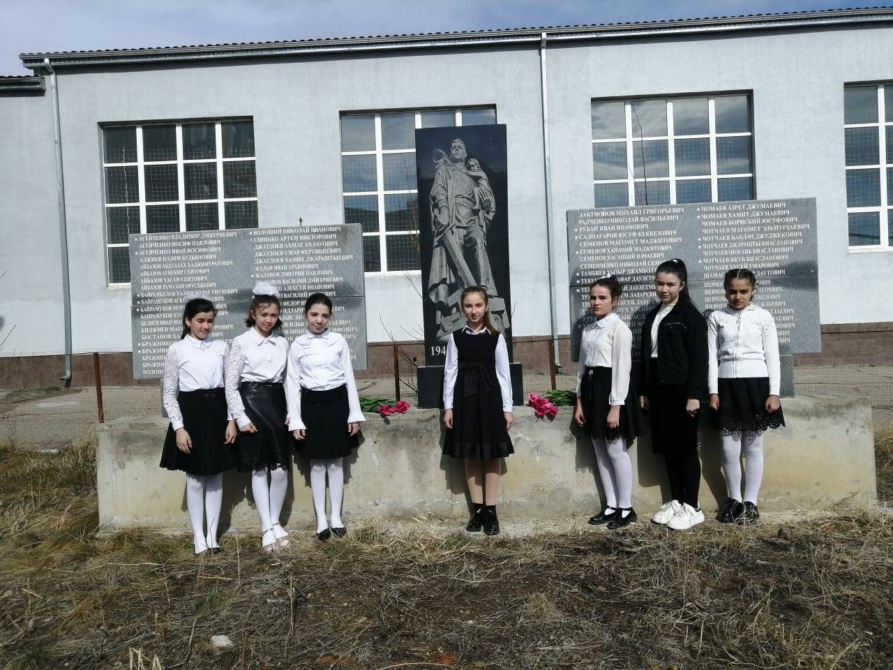 Постер к социальной практике: У памятника участникам Великой Отечественной Войны.