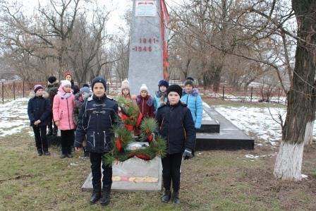 Постер к социальной практике: Кто с честью пал, со славой жил.
