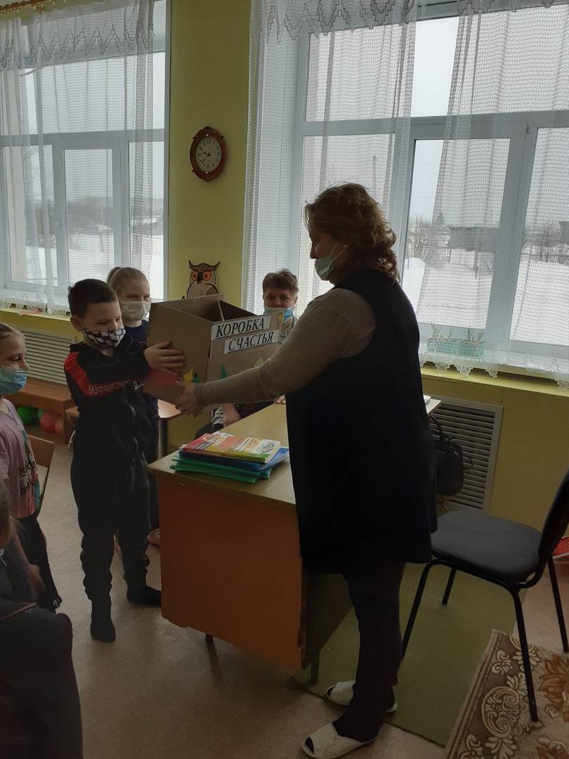Постер к социальной практике: "Коробка счастья"