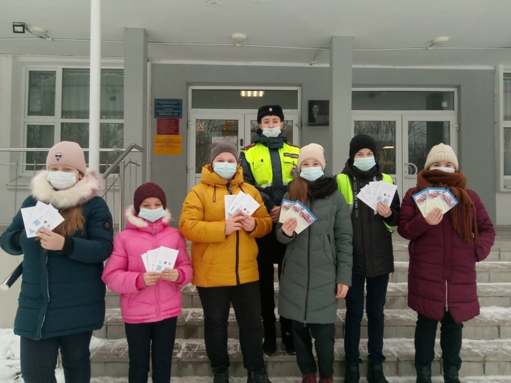 Постер к социальной практике: Акция по безопасности дорожного движения " Мама за рулем"