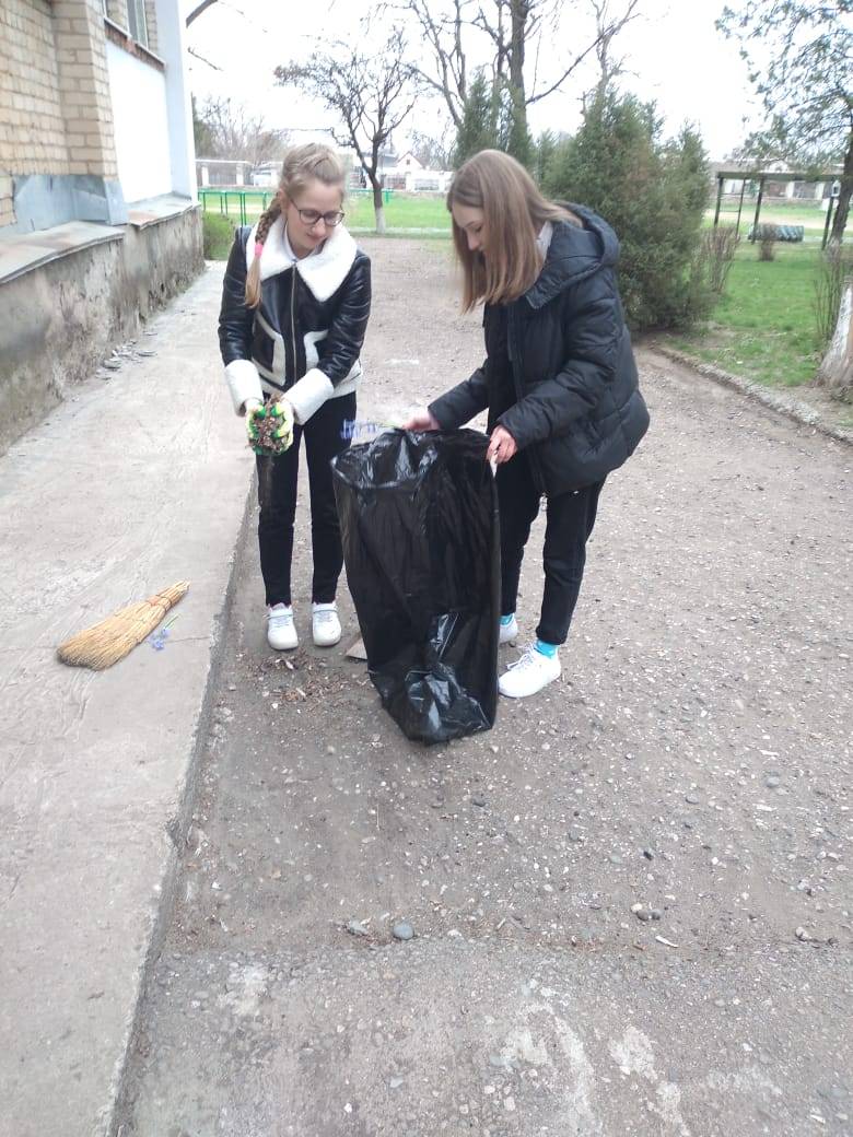 Постер к социальной практике: "Чистый школьный двор - чистая планета"