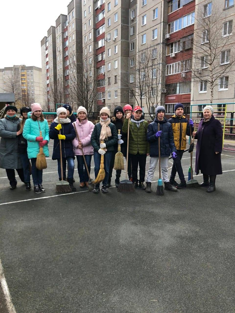 Постер к социальной практике: Встал поутру, оделся, умылся и приведи в порядок свою планету/ Уборка территории летского сада