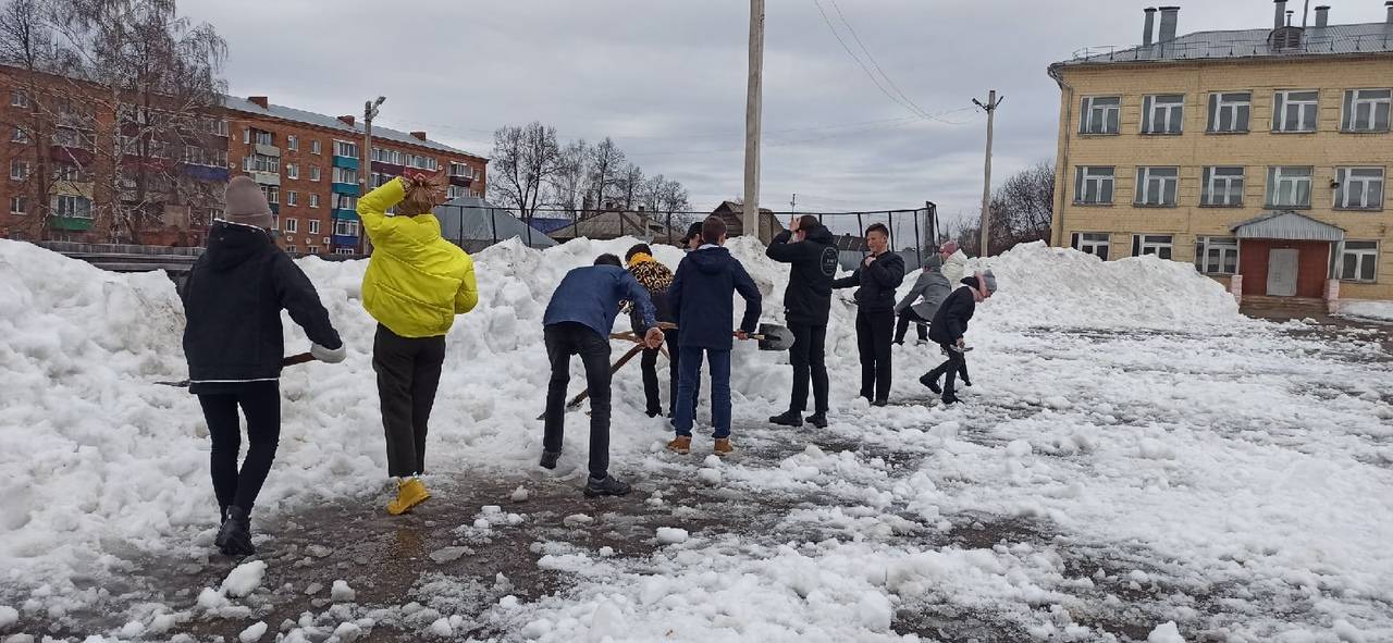 Постер к социальной практике: Уборка снега во дворе школы