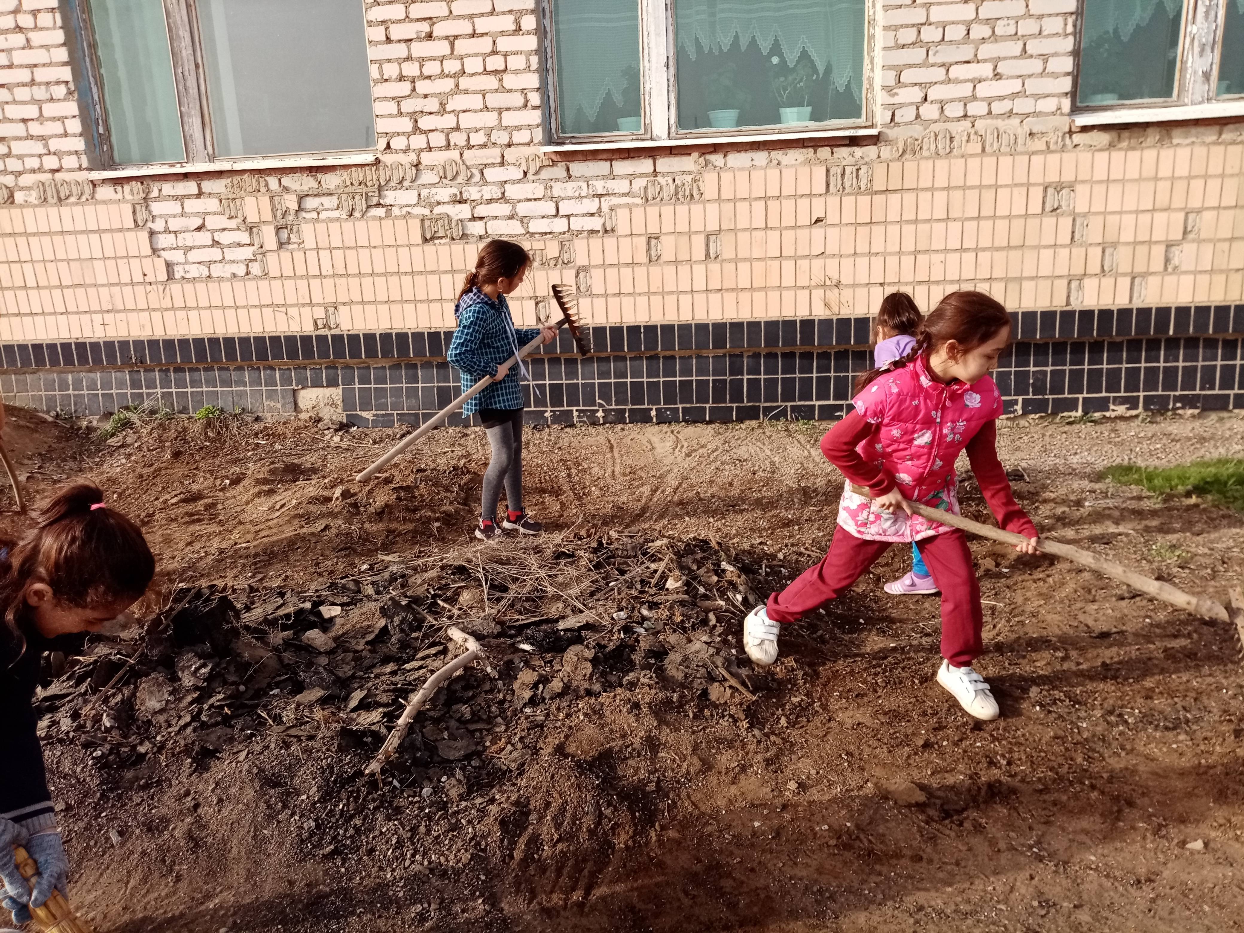 Постер к социальной практике: Субботник "Мы с природой дружим, мусор нам не нужен"