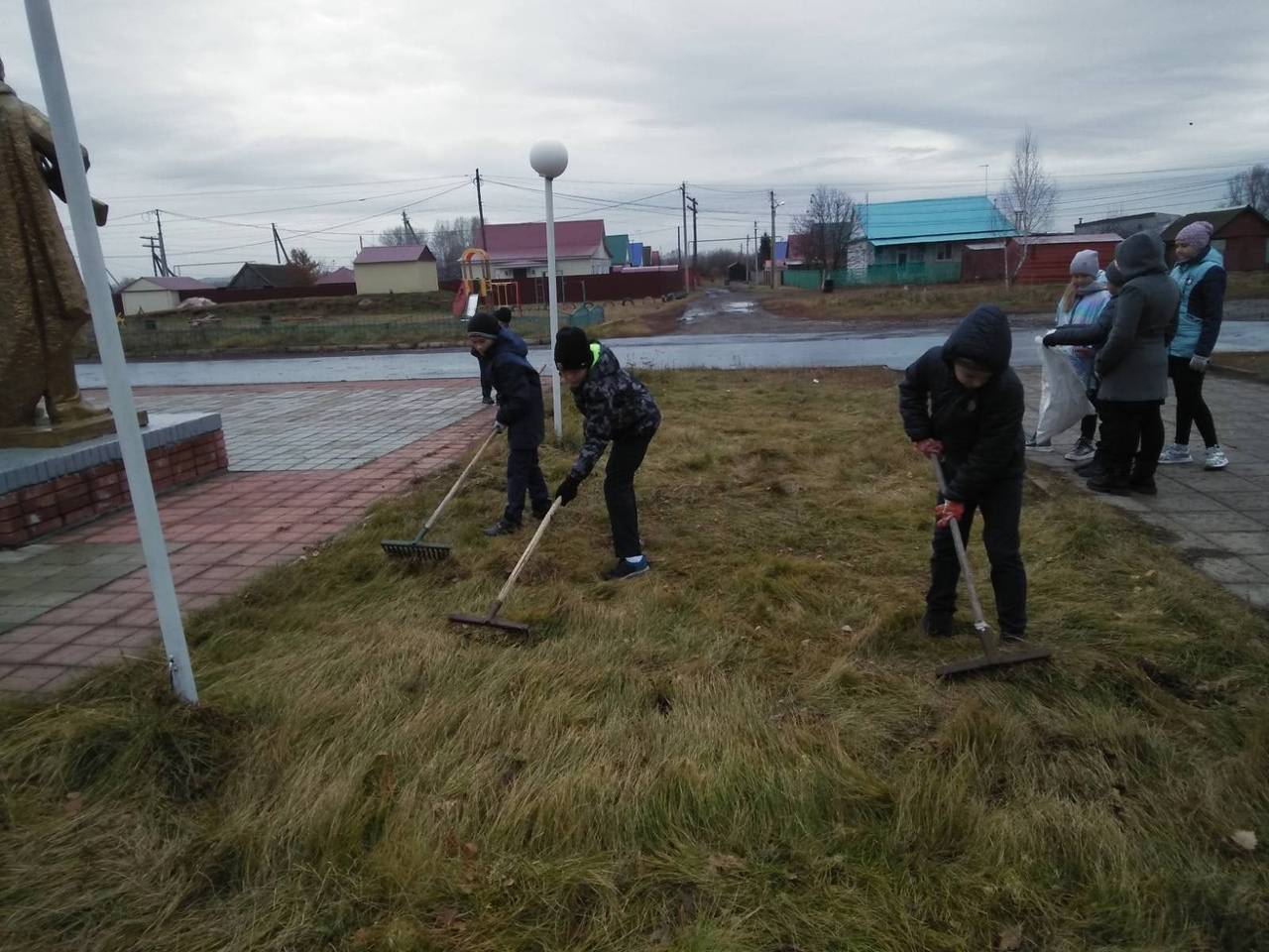 Постер к социальной практике: Благоустройство территории памятников воинам Великой Отечественной войны и труженикам тыла.