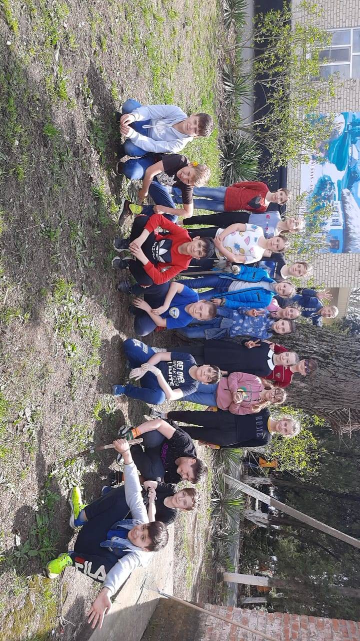 Постер к социальной практике: Участие в школьном субботнике.