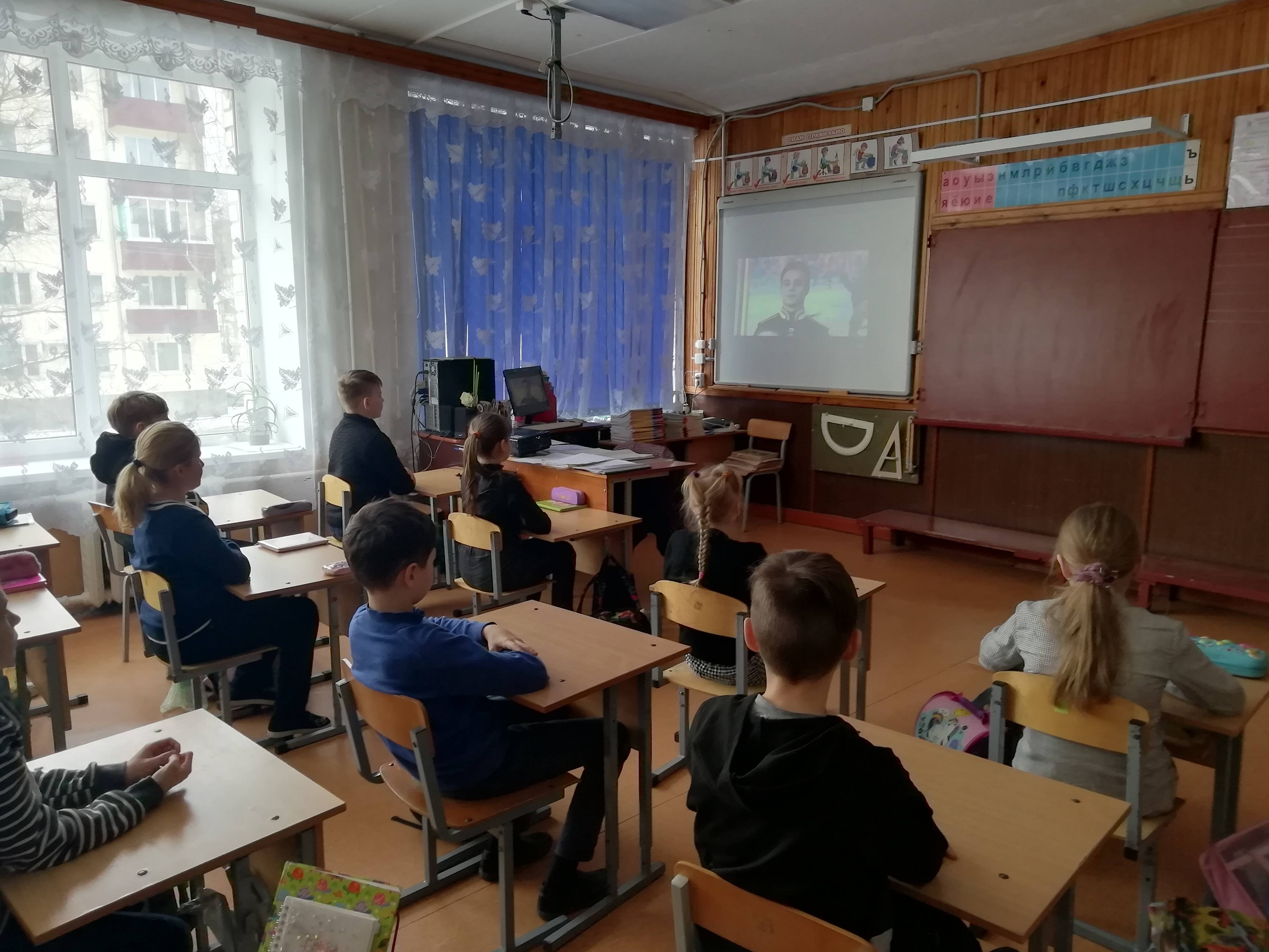 Постер к социальной практике: Посадка цветов на аллее памяти
