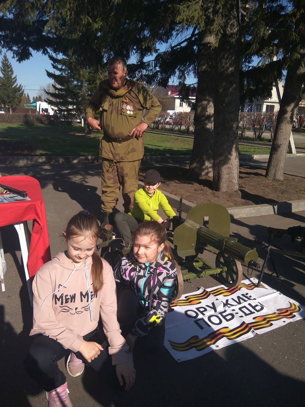Постер к социальной практике: Экскурсия на выставку "Оружие Победы"