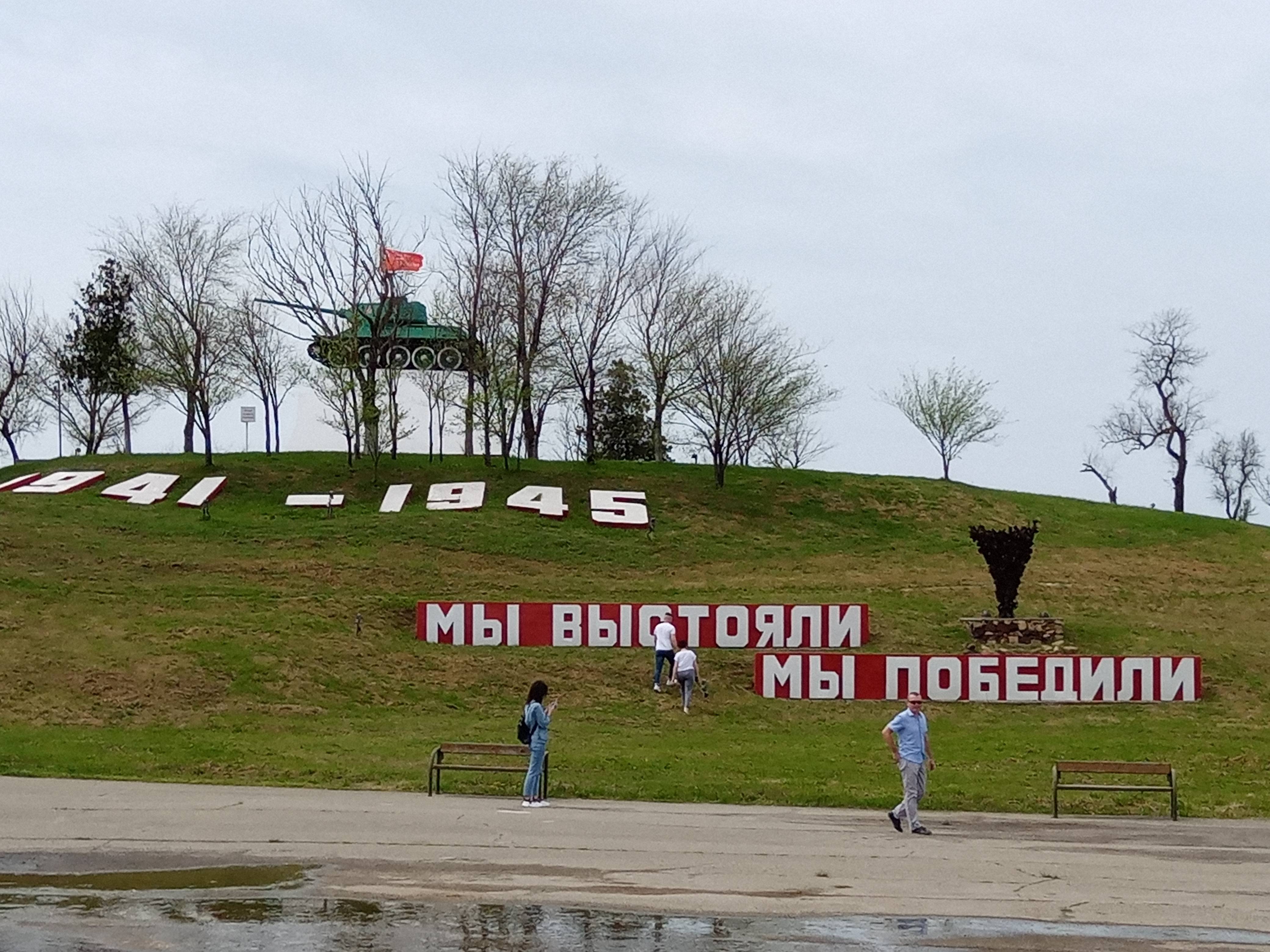 Постер к социальной практике: Просмотр фильма "НаследникиПобеды"