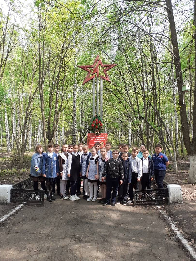 Постер к социальной практике: "Цветущий май. Помним! Гордимся!"/Классный час "Бессмертный полк"/Акция "Читаем детям о войне"/Выставка детского рисунка/Экскурсия в парк 141 Стрелковой дивизии/