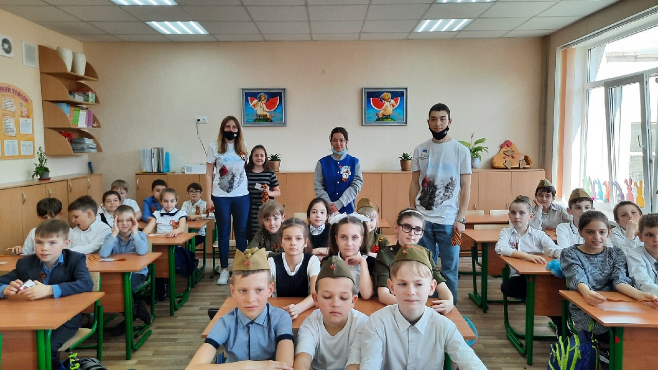 Постер к социальной практике: Волонтёры Победы Крыма. Красная гвоздика