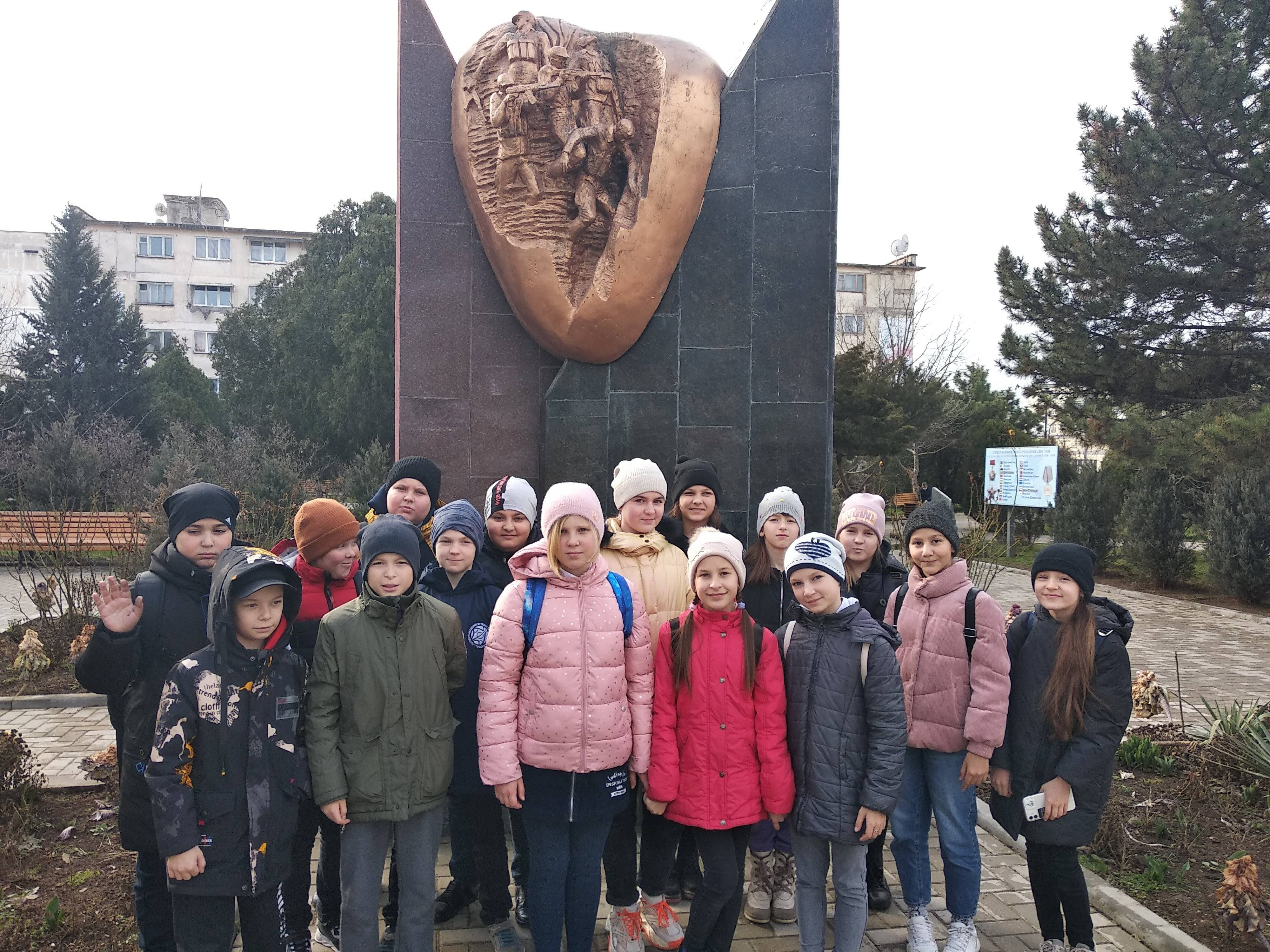 Постер к социальной практике: Экскурсия в сквер воинов-интернационалистов, возложение цветов к памятнику