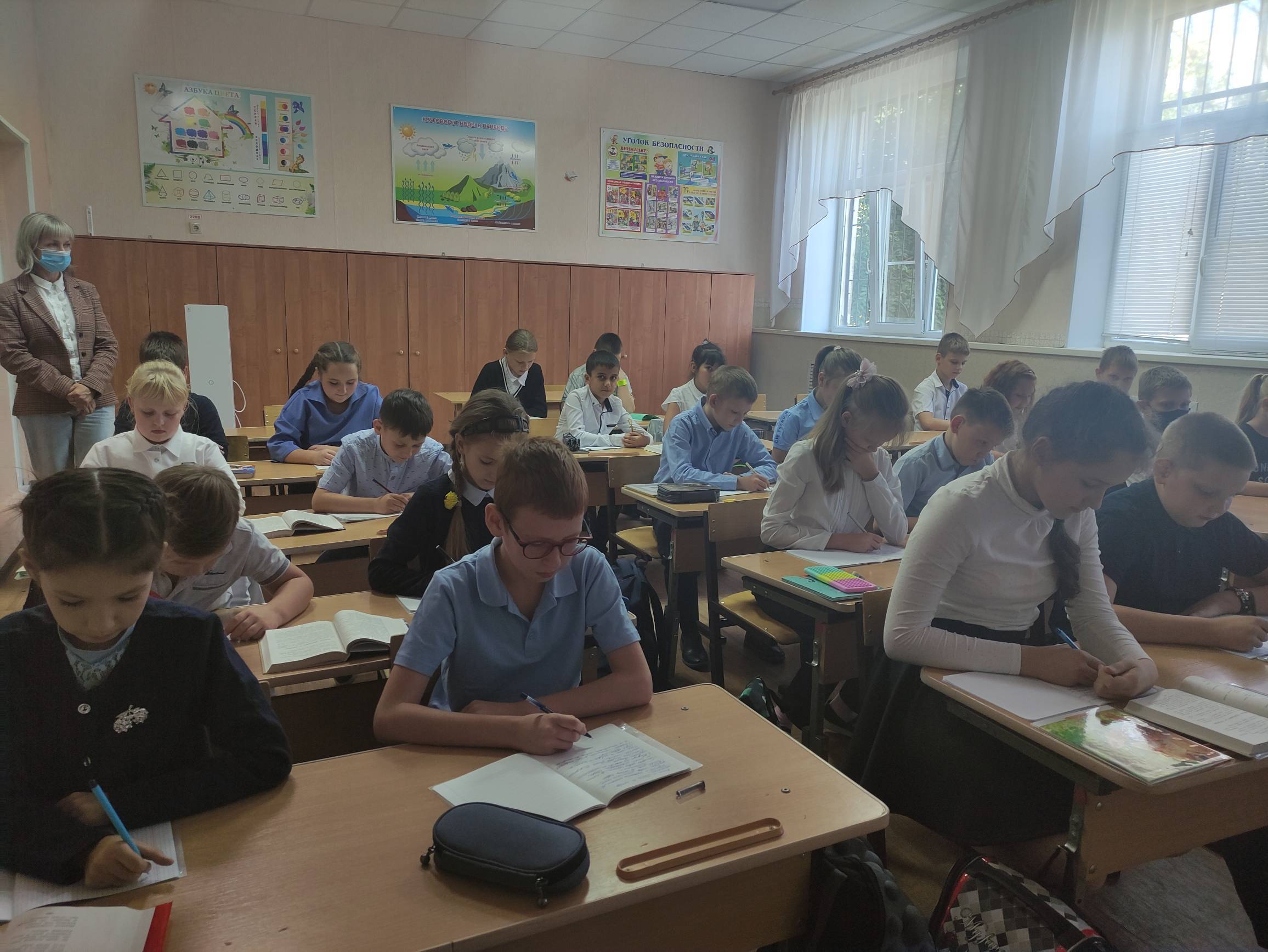 Постер к социальной практике: Классный час " Всё начинается с уважения".